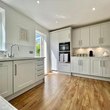 Family Home In Hampshire - Sleeps Up To 9 People With 3 Parking Spaces Winchester Bagian luar foto