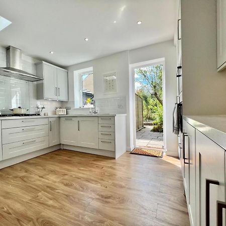 Family Home In Hampshire - Sleeps Up To 9 People With 3 Parking Spaces Winchester Bagian luar foto