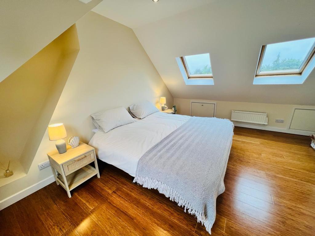 Family Home In Hampshire - Sleeps Up To 9 People With 3 Parking Spaces Winchester Bagian luar foto