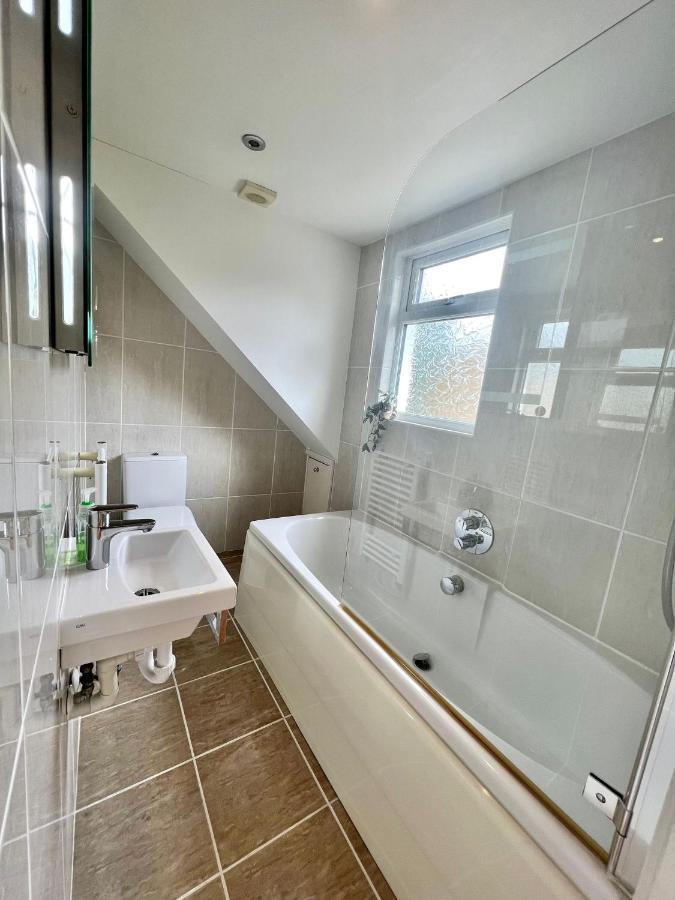 Family Home In Hampshire - Sleeps Up To 9 People With 3 Parking Spaces Winchester Bagian luar foto
