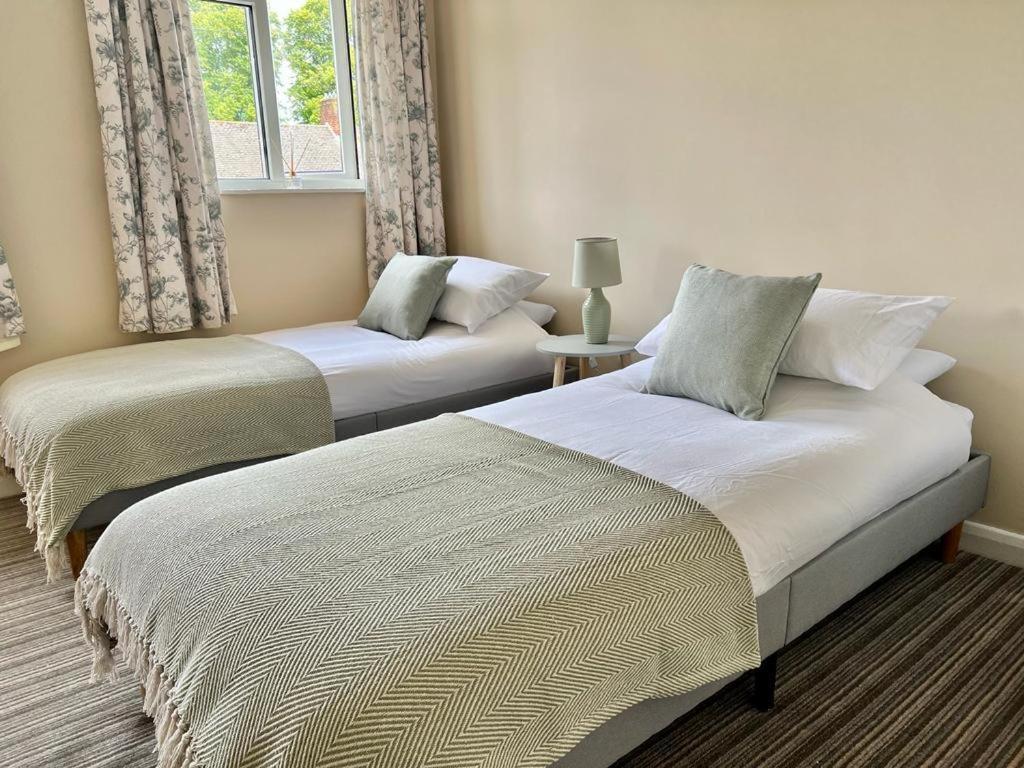 Family Home In Hampshire - Sleeps Up To 9 People With 3 Parking Spaces Winchester Bagian luar foto