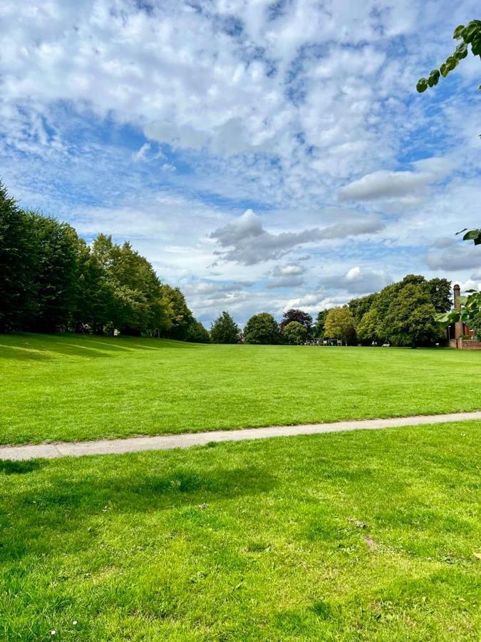 Family Home In Hampshire - Sleeps Up To 9 People With 3 Parking Spaces Winchester Bagian luar foto