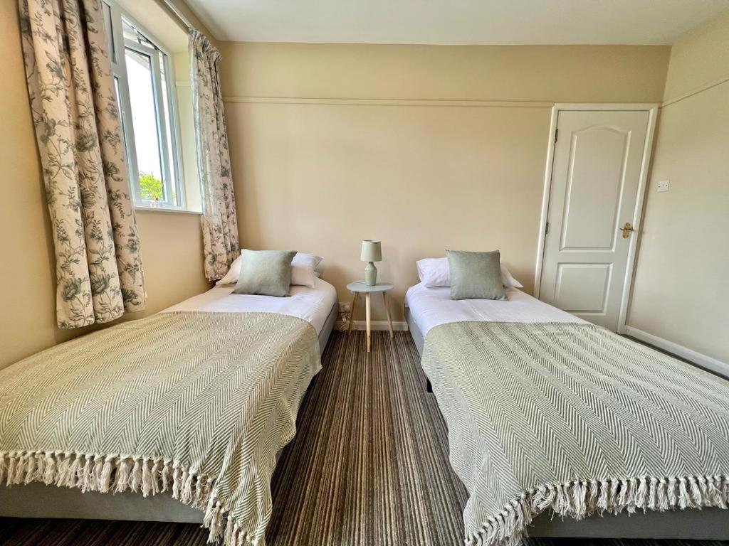 Family Home In Hampshire - Sleeps Up To 9 People With 3 Parking Spaces Winchester Bagian luar foto