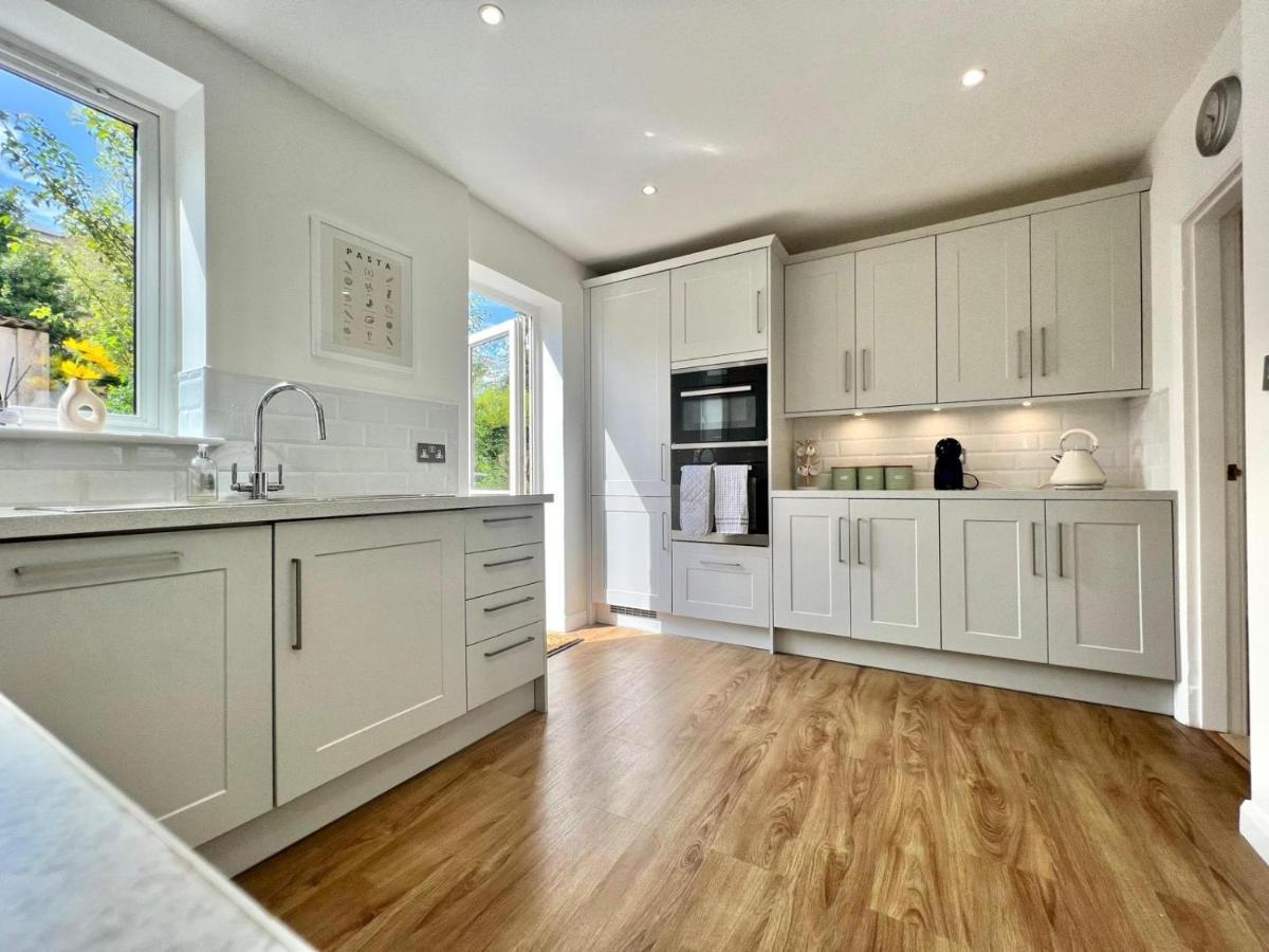 Family Home In Hampshire - Sleeps Up To 9 People With 3 Parking Spaces Winchester Bagian luar foto