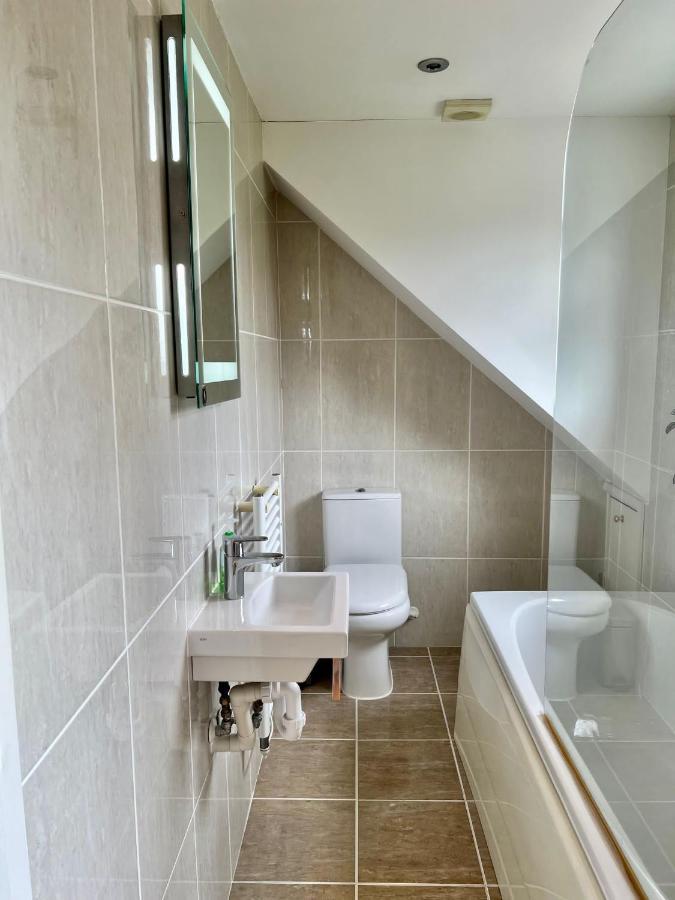 Family Home In Hampshire - Sleeps Up To 9 People With 3 Parking Spaces Winchester Bagian luar foto
