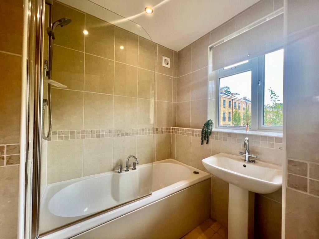 Family Home In Hampshire - Sleeps Up To 9 People With 3 Parking Spaces Winchester Bagian luar foto