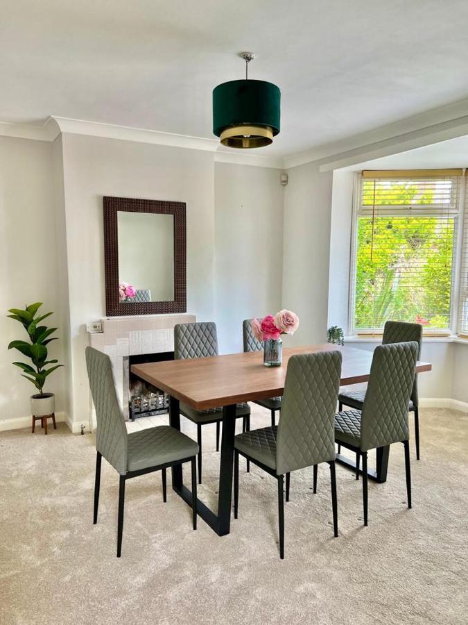 Family Home In Hampshire - Sleeps Up To 9 People With 3 Parking Spaces Winchester Bagian luar foto