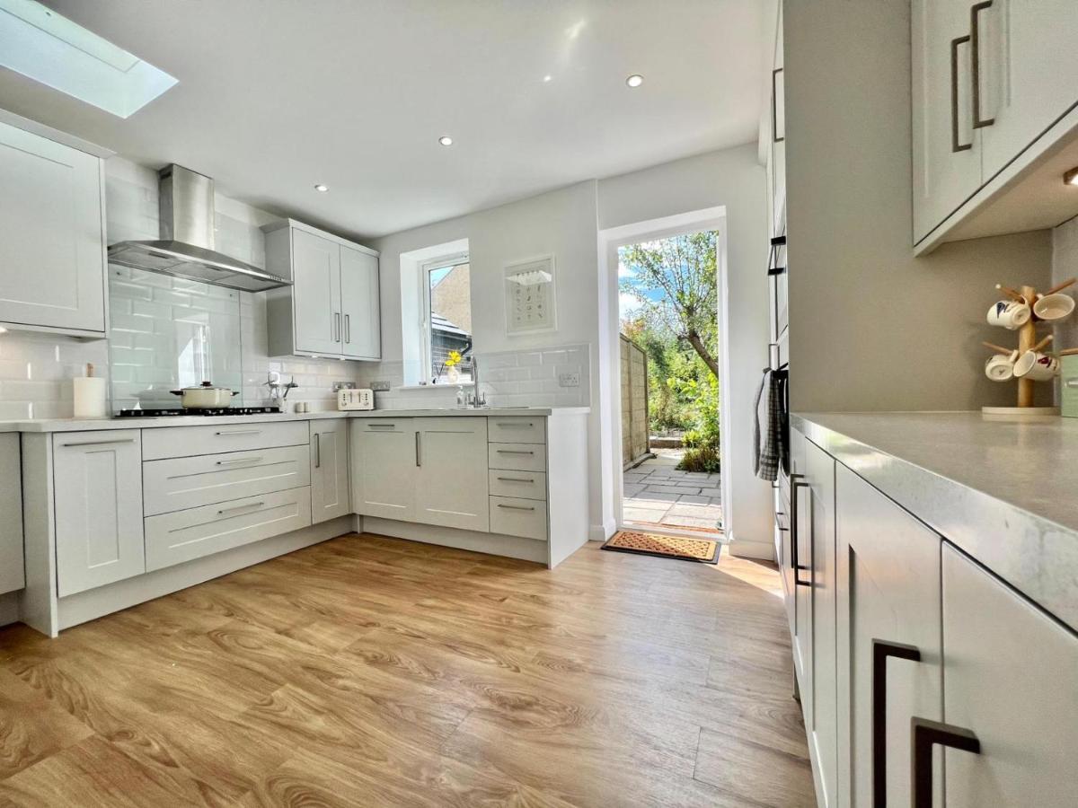 Family Home In Hampshire - Sleeps Up To 9 People With 3 Parking Spaces Winchester Bagian luar foto